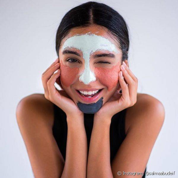 A m?scara de argila n?o substitui o primer de maquiagem, mas ajuda a deixar a pele mais lisa e sequinha no pr?-make (Foto: Instagram @salmaabudeif)